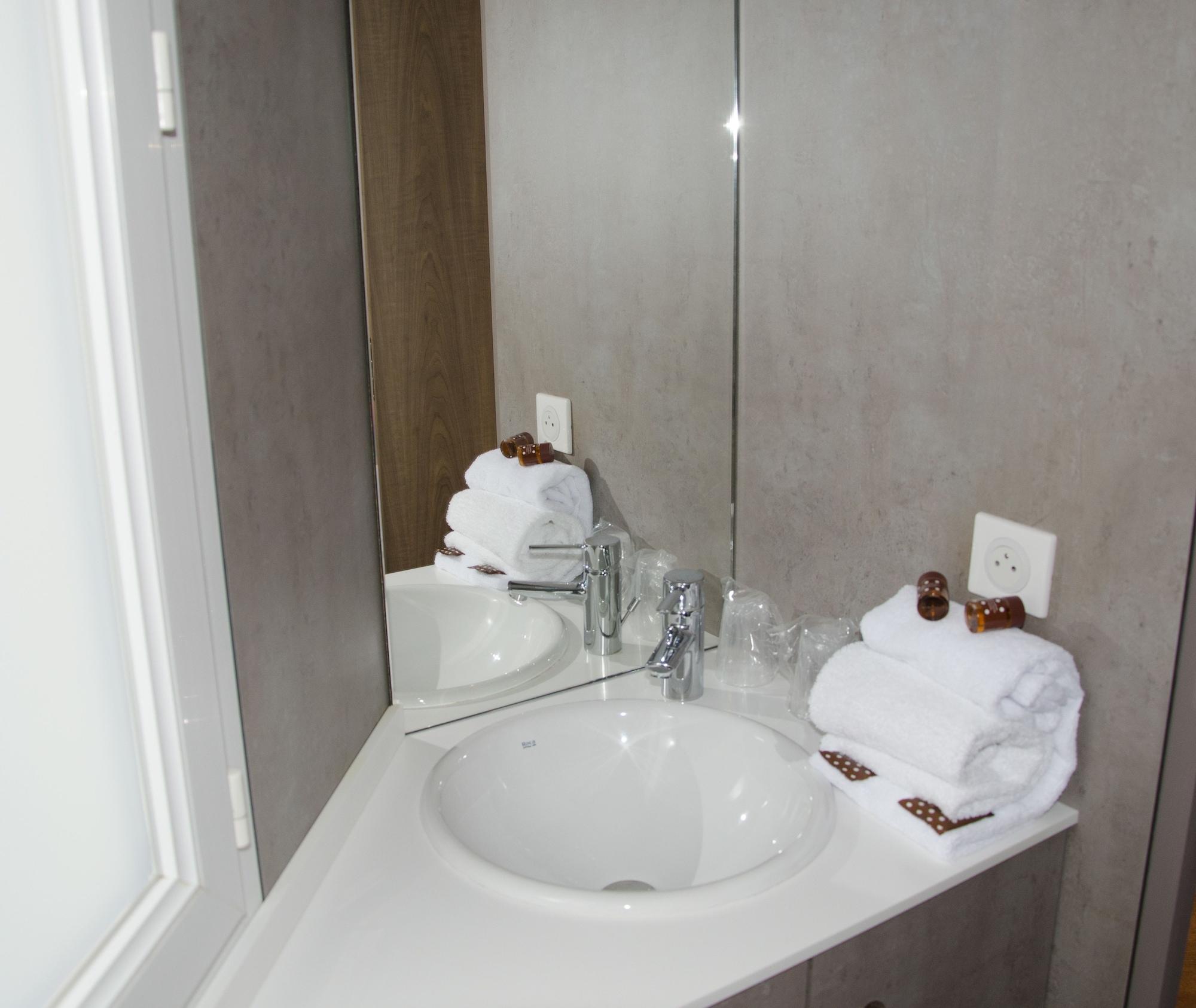 Brit Hotel Confort Le Revest Sainte-Maxime Ngoại thất bức ảnh