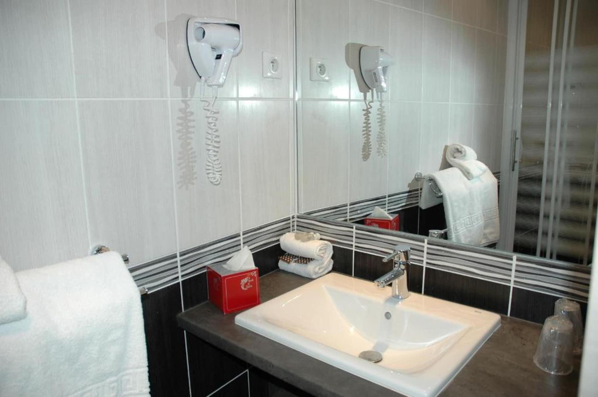 Brit Hotel Confort Le Revest Sainte-Maxime Ngoại thất bức ảnh